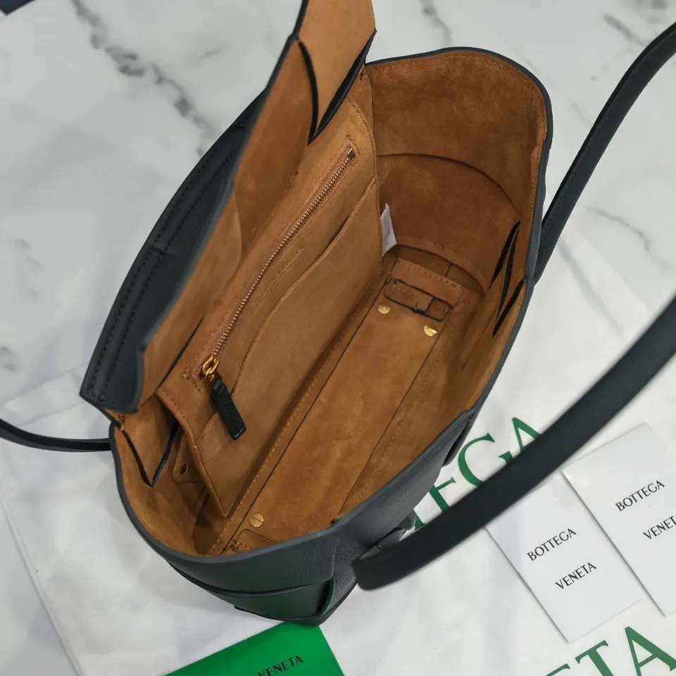Bottega Veneta [Love] Arco medium 🖤 pebbled pattern size: bag opening 33, bag body 22*6*20 BV’s most classic elements, showing the uniqueness of art, maintaining fresh fashion radiance, high-end design, more fashionable, effortlessly bringing out the soul of the bag, easy to wear and large capacity, don’t worry about things, it is definitely enough to hold! Model【6683#】
